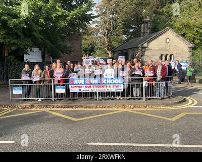 Les parents manifestent en faveur de la St Leonard's Catholic School, Durham, qui a été perturbée par le béton cellulaire autoclavé renforcé (RAAC) de qualité inférieure à la norme. La ministre des écoles, la baronne Barran, visite l'école qui a largement adopté l'enseignement en ligne depuis le début du trimestre, tandis que certains élèves capables d'assister aux cours en personne sont enseignés dans les couloirs, la salle de sport ou le bureau du directeur. Date de la photo : mercredi 27 septembre 2023. Banque D'Images