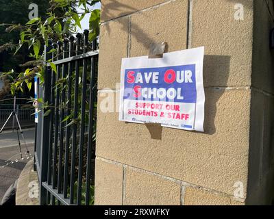 Une affiche à l'appui de la St Leonard's Catholic School, Durham, qui a été perturbée par le béton cellulaire autoclavé renforcé (RAAC) de qualité inférieure à la norme. La ministre des écoles, la baronne Barran, visite l'école qui a largement adopté l'enseignement en ligne depuis le début du trimestre, tandis que certains élèves capables d'assister aux cours en personne sont enseignés dans les couloirs, la salle de sport ou le bureau du directeur. Date de la photo : mercredi 27 septembre 2023. Banque D'Images