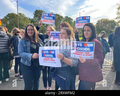 Les parents manifestent en faveur de la St Leonard's Catholic School, Durham, qui a été perturbée par le béton cellulaire autoclavé renforcé (RAAC) de qualité inférieure à la norme. La ministre des écoles, la baronne Barran, visite l'école qui a largement adopté l'enseignement en ligne depuis le début du trimestre, tandis que certains élèves capables d'assister aux cours en personne sont enseignés dans les couloirs, la salle de sport ou le bureau du directeur. Date de la photo : mercredi 27 septembre 2023. Banque D'Images