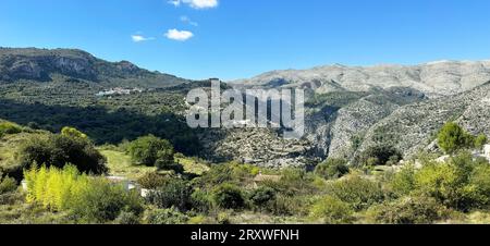 Vue panoramique sur le ravin de l'enfer, El Barranc de l'Infern, à la Vall de Laguar. La montagne Cavall Verd et la ville Benimaurell sont en arrière-plan Banque D'Images