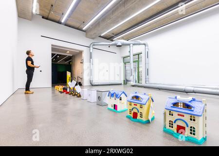 UTILISATION ÉDITORIALE SEULE une installation de diverses œuvres d'art de Ghislaine Leung, nominée au Turner Prize 2023, est dévoilée lors de l'ouverture de l'exposition Turner Prize 2023 à Towner Eastbourne dans l'East Sussex. Date de la photo : mercredi 27 septembre 2023. Banque D'Images