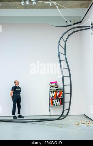 UTILISATION ÉDITORIALE SEULE une installation de diverses œuvres d'art de Jesse Darling, nominé au Prix Turner 2023, est dévoilée lors de l'ouverture de l'exposition Turner Prize 2023 à Towner Eastbourne dans l'East Sussex. Date de la photo : mercredi 27 septembre 2023. Banque D'Images