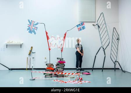 UTILISATION ÉDITORIALE SEULE une installation de diverses œuvres d'art de Jesse Darling, nominé au Prix Turner 2023, est dévoilée lors de l'ouverture de l'exposition Turner Prize 2023 à Towner Eastbourne dans l'East Sussex. Date de la photo : mercredi 27 septembre 2023. Banque D'Images