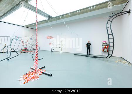 UTILISATION ÉDITORIALE SEULE une installation de diverses œuvres d'art de Jesse Darling, nominé au Prix Turner 2023, est dévoilée lors de l'ouverture de l'exposition Turner Prize 2023 à Towner Eastbourne dans l'East Sussex. Date de la photo : mercredi 27 septembre 2023. Banque D'Images