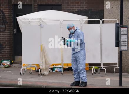 Des enquêteurs médico-légaux sur les lieux près du centre commercial Whitgift à Croydon, au sud de Londres, après qu'une fillette de 15 ans ait été poignardée à mort mercredi matin. La police a été appelée à 8h30 pour signaler un coup de couteau sur Wellesley Road. La fille est morte sur les lieux 40 minutes plus tard. Date de la photo : mercredi 27 septembre 2023. Banque D'Images