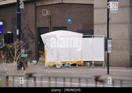 La scène près du centre commercial Whitgift à Croydon, au sud de Londres, après qu'une fillette de 15 ans ait été poignardée à mort mercredi matin. La police a été appelée à 8h30 pour signaler un coup de couteau sur Wellesley Road. La fille est morte sur les lieux 40 minutes plus tard. Date de la photo : mercredi 27 septembre 2023. Banque D'Images