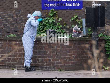 Des enquêteurs médico-légaux sur les lieux près du centre commercial Whitgift à Croydon, au sud de Londres, après qu'une fillette de 15 ans ait été poignardée à mort mercredi matin. La police a été appelée à 8h30 pour signaler un coup de couteau sur Wellesley Road. La fille est morte sur les lieux 40 minutes plus tard. Date de la photo : mercredi 27 septembre 2023. Banque D'Images