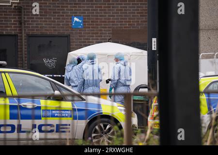 Des enquêteurs médico-légaux sur les lieux près du centre commercial Whitgift à Croydon, au sud de Londres, après qu'une fillette de 15 ans ait été poignardée à mort mercredi matin. La police a été appelée à 8h30 pour signaler un coup de couteau sur Wellesley Road. La fille est morte sur les lieux 40 minutes plus tard. Date de la photo : mercredi 27 septembre 2023. Banque D'Images