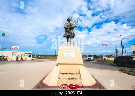 Statue et mémorial pour Piper Bill Millin. A Sword Beach, normandie, France. Août 15 2023. Banque D'Images