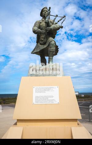 Statue et mémorial pour Piper Bill Millin. A Sword Beach, normandie, France. Août 15 2023. Banque D'Images