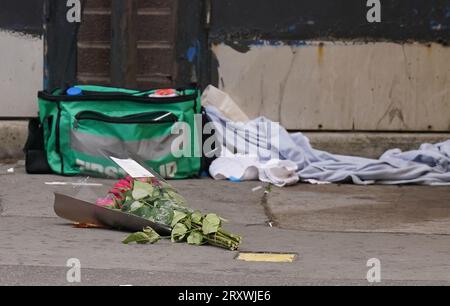 La scène près du centre commercial Whitgift à Croydon, au sud de Londres, après qu'une fillette de 15 ans ait été poignardée à mort mercredi matin. La police a été appelée à 8h30 pour signaler un coup de couteau sur Wellesley Road. La fille est morte sur les lieux 40 minutes plus tard. Date de la photo : mercredi 27 septembre 2023. Banque D'Images