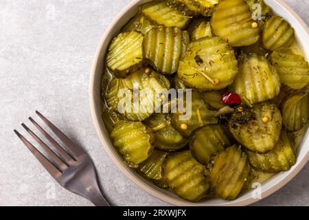 Nourriture à base de concombres. Cornichons à l'aneth, graines de moutarde et épices. un type de cornichon Banque D'Images