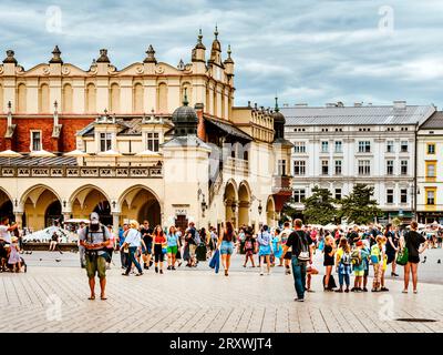 Cloth Hall (polonais : Sukiennice) est un bâtiment situé au centre de la place du marché de Cracovie. Banque D'Images