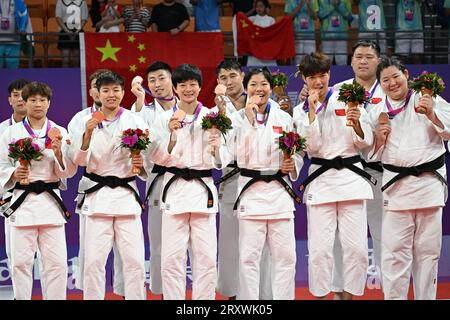 (230927) -- HANGZHOU, 27 septembre 2023 (Xinhua) -- l'équipe de Chine assiste à la cérémonie de remise des prix du Concours mixte de judo par équipes lors des 19es Jeux asiatiques à Hangzhou, dans la province du Zhejiang, dans l'est de la Chine, le 27 septembre 2023. (Xinhua/Li an) Banque D'Images