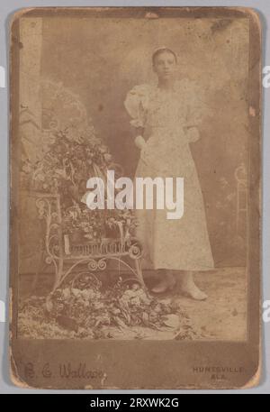 Photographie d'une fille dans une robe blanche avec des arrangements floraux fin du 19e siècle Banque D'Images