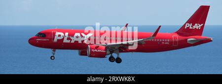 Tenerife, Espagne 9 septembre 2023. Play compagnies aériennes Airbus A320 atterrissage à l'aéroport international de Tenerife. Play Airlines vole dans le ciel bleu au-dessus de Th Banque D'Images