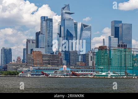 Le réaménagement de Hudson yards crée une nouvelle ligne d'horizon de l'Hudson River, éclipsant des monuments antérieurs tels que Chelsea Piers et Starrett Lehigh Building. Banque D'Images