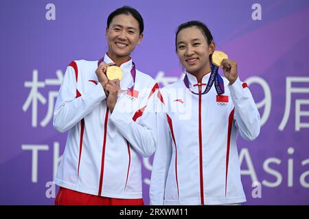 NINGBO, 27 septembre 2023 (Xinhua) -- les médaillées d'or Xue Chen (L)/Xia Xinyi de Chine assistent à la cérémonie de remise des prix du volleyball de plage féminin aux 19e Jeux asiatiques à Ningbo, dans la province du Zhejiang, dans l'est de la Chine, le 27 septembre 2023. (Xinhua/Chen Bin) Banque D'Images