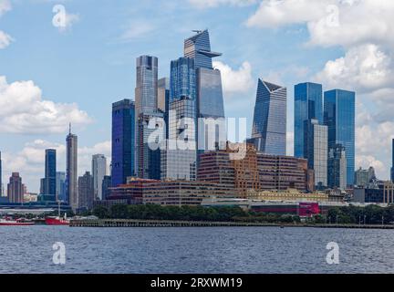 Le réaménagement de Hudson yards crée une nouvelle ligne d'horizon de l'Hudson River, éclipsant des monuments antérieurs tels que Chelsea Piers et Starrett Lehigh Building. Banque D'Images