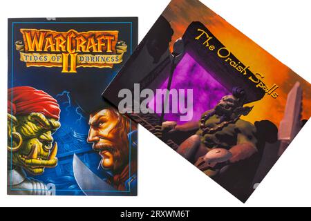 Warcraft II Tides of Darkness deluxe-édition jeu informatique avec le livre Orcish Spells sur fond blanc Banque D'Images