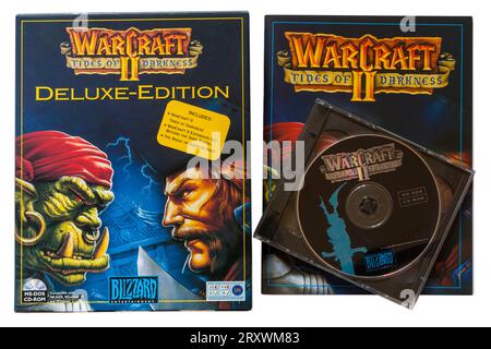 Warcraft II Tides of Darkness jeu d'ordinateur de luxe édition avec livre et disque isolé sur fond blanc Banque D'Images