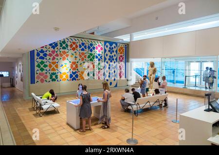 Vestibule de réception intérieur de l'aile moderne du bâtiment de la galerie du Musée Matisse à Nice, France. La grande image est fleurs et fruits. (135) Banque D'Images