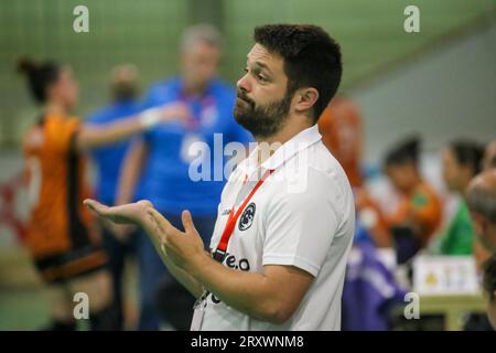 26 septembre 2023, Gijon, Asturies, Espagne : Gijon, Espagne, 26 septembre 2023 : l'entraîneur de Motive.co Gijon Balonmano la Calzada, Mario Guillermo Algorri lors de la 8e Journée de la Liga Guerreras Iberdrola 2023-24 entre Motive.co Gijon Balonmano la Calzada et Super Amara Bera Bera , le 26 septembre 2023, au Pavillon sportif la Arena, à GijÃ³n, Espagne. (Image de crédit : © Alberto Brevers/Pacific Press via ZUMA Press Wire) USAGE ÉDITORIAL SEULEMENT! Non destiné à UN USAGE commercial ! Banque D'Images