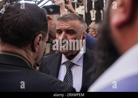 27 septembre 2023, Irak, Hamdaniya : le ministre irakien de l'intérieur Abdul Amir al-Shammari (C) inspecte la salle de mariage incendiée après qu'un incendie mortel ait envahi la salle lors d'une célébration de mariage. Selon les médias d'État et les responsables de la santé, au moins 114 personnes ont été tuées et quelque 200 autres blessées lorsqu'un incendie s'est déclaré lors d'un mariage dans une salle de réunion. Photo : Ismael Adnan/dpa Banque D'Images