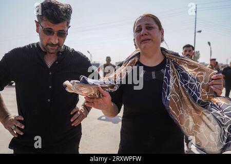 27 septembre 2023, Irak, Hamdaniya : les gens pleurent après qu'un incendie mortel ait englouti la salle de mariage lors d'une célébration de mariage. Selon les médias d'État et les responsables de la santé, au moins 114 personnes ont été tuées et quelque 200 autres blessées lorsqu'un incendie s'est déclaré lors d'un mariage dans une salle de réunion. Photo : Ismael Adnan/dpa Banque D'Images
