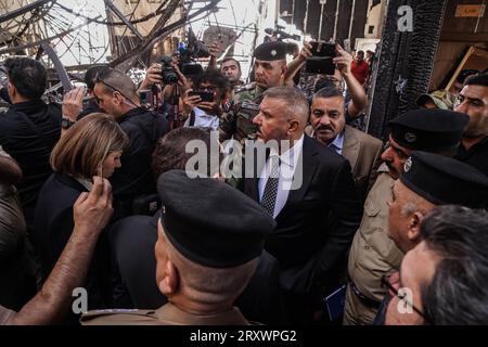 27 septembre 2023, Irak, Hamdaniya : le ministre irakien de l'intérieur Abdul Amir al-Shammari (C) inspecte la salle de mariage incendiée après qu'un incendie mortel ait envahi la salle lors d'une célébration de mariage. Selon les médias d'État et les responsables de la santé, au moins 114 personnes ont été tuées et quelque 200 autres blessées lorsqu'un incendie s'est déclaré lors d'un mariage dans une salle de réunion. Photo : Ismael Adnan/dpa Banque D'Images