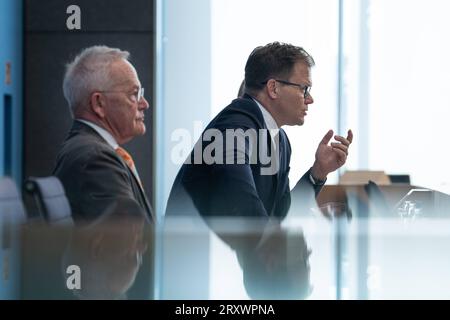 Bundespressekonferenz Vorstellung des Jahresbericht zum Stand der deutschen Einheit Carsten Schneider Staatsminister beim Bundeskanzler, MDB, Beauftragter der Bundesregierung fuer Ostdeutschland gemeinsam mit Prof. Dr. Everhard Holtmann, zsh Halle, Universitaet Halle-Wittenberg im Portrait BEI der eindebutsberg im 27.09.2023 Berlin Berlin Deutschland *** Conférence de presse fédérale Présentation du rapport annuel sur l'état de l'unité allemande Carsten Schneider Ministre d'État au Chancelier fédéral, membre du Bundestag allemand, FEDER Banque D'Images