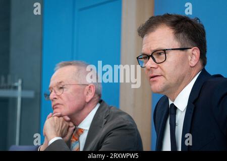 Bundespressekonferenz Vorstellung des Jahresbericht zum Stand der deutschen Einheit Carsten Schneider Staatsminister beim Bundeskanzler, MDB, Beauftragter der Bundesregierung fuer Ostdeutschland gemeinsam mit Prof. Dr. Everhard Holtmann, zsh Halle, Universitaet Halle-Wittenberg im Portrait BEI der eindebutsberg im 27.09.2023 Berlin Berlin Deutschland *** Conférence de presse fédérale Présentation du rapport annuel sur l'état de l'unité allemande Carsten Schneider Ministre d'État au Chancelier fédéral, membre du Bundestag allemand, FEDER Banque D'Images