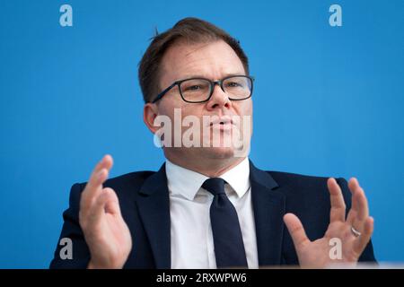 Bundespressekonferenz Vorstellung des Jahresbericht zum Stand der deutschen Einheit Carsten Schneider Staatsminister beim Bundeskanzler, MDB, Beauftragter der Bundesregierung fuer Ostdeutschland mit besonderer geste im Portrait BEI der Vorstellung des Jahresbericht zum Stand der deutschen Einhein, Berlin, Berlin, 27.09.2023 Berlin Berlin Deutschland *** Conférence de presse fédérale Présentation du rapport annuel sur l'état de l'unité allemande Carsten Schneider Ministre d'État à la Chancelière, membre du Bundestag allemand, Commissaire du gouvernement fédéral pour l'Allemagne de l'est avec geste spécial in por Banque D'Images