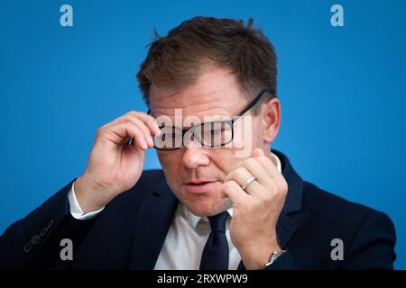 Bundespressekonferenz Vorstellung des Jahresbericht zum Stand der deutschen Einheit Carsten Schneider Staatsminister beim Bundeskanzler, MDB, Beauftragter der Bundesregierung fuer Ostdeutschland mit besonderer geste im Portrait BEI der Vorstellung des Jahresbericht zum Stand der deutschen Einhein, Berlin, Berlin, 27.09.2023 Berlin Berlin Deutschland *** Conférence de presse fédérale Présentation du rapport annuel sur l'état de l'unité allemande Carsten Schneider Ministre d'État à la Chancelière, membre du Bundestag allemand, Commissaire du gouvernement fédéral pour l'Allemagne de l'est avec geste spécial in por Banque D'Images