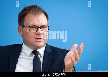 Bundespressekonferenz Vorstellung des Jahresbericht zum Stand der deutschen Einheit Carsten Schneider Staatsminister beim Bundeskanzler, MDB, Beauftragter der Bundesregierung fuer Ostdeutschland mit besonderer geste im Portrait BEI der Vorstellung des Jahresbericht zum Stand der deutschen Einhein, Berlin, Berlin, 27.09.2023 Berlin Berlin Deutschland *** Conférence de presse fédérale Présentation du rapport annuel sur l'état de l'unité allemande Carsten Schneider Ministre d'État à la Chancelière, membre du Bundestag allemand, Commissaire du gouvernement fédéral pour l'Allemagne de l'est avec geste spécial in por Banque D'Images