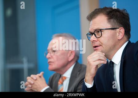 Bundespressekonferenz Vorstellung des Jahresbericht zum Stand der deutschen Einheit Carsten Schneider Staatsminister beim Bundeskanzler, MDB, Beauftragter der Bundesregierung fuer Ostdeutschland gemeinsam mit Prof. Dr. Everhard Holtmann, zsh Halle, Universitaet Halle-Wittenberg im Portrait BEI der eindebutsberg im 27.09.2023 Berlin Berlin Deutschland *** Conférence de presse fédérale Présentation du rapport annuel sur l'état de l'unité allemande Carsten Schneider Ministre d'État au Chancelier fédéral, membre du Bundestag allemand, FEDER Banque D'Images