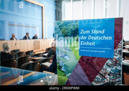 Bundespressekonferenz Vorstellung des Jahresbericht zum Stand der deutschen Einheit Vorstellung des Jahresbericht zum Stand der deutschen Einheit in der BPK durch den Staatsminister beim Bundeskanzler, MDB, Beauftragter der Bundesregierung fuer Ostdeutschland in der der Bundespressekonferenz in der Bundespressekonferenz à Berlin, Berlin, Berlin, Berlin 27.09.2023 Berlin Berlin Deutschland *** Conférence de presse fédérale Présentation du rapport annuel sur l'état de l'unité allemande Présentation du rapport annuel sur l'état de l'unité allemande dans la BPK par le ministre d'État au Chancelier, MDB, commissaire du gouvernement fédéral pour l'EAS Banque D'Images