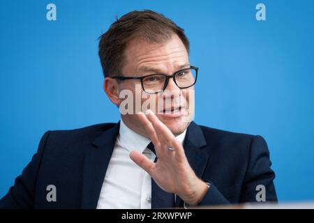 Bundespressekonferenz Vorstellung des Jahresbericht zum Stand der deutschen Einheit Carsten Schneider Staatsminister beim Bundeskanzler, MDB, Beauftragter der Bundesregierung fuer Ostdeutschland mit besonderer geste im Portrait BEI der Vorstellung des Jahresbericht zum Stand der deutschen Einhein, Berlin, Berlin, 27.09.2023 Berlin Berlin Deutschland *** Conférence de presse fédérale Présentation du rapport annuel sur l'état de l'unité allemande Carsten Schneider Ministre d'État à la Chancelière, membre du Bundestag allemand, Commissaire du gouvernement fédéral pour l'Allemagne de l'est avec geste spécial in por Banque D'Images