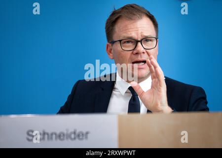 Bundespressekonferenz Vorstellung des Jahresbericht zum Stand der deutschen Einheit Carsten Schneider Staatsminister beim Bundeskanzler, MDB, Beauftragter der Bundesregierung fuer Ostdeutschland mit besonderer geste im Portrait BEI der Vorstellung des Jahresbericht zum Stand der deutschen Einhein, Berlin, Berlin, 27.09.2023 Berlin Berlin Deutschland *** Conférence de presse fédérale Présentation du rapport annuel sur l'état de l'unité allemande Carsten Schneider Ministre d'État à la Chancelière, membre du Bundestag allemand, Commissaire du gouvernement fédéral pour l'Allemagne de l'est avec geste spécial in por Banque D'Images