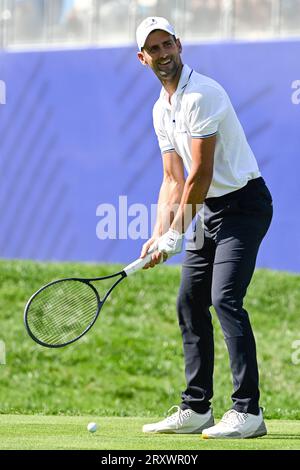 Le joueur de tennis serbe Novak Djokovic joue au golf avec une raquette de tennis lors du match des étoiles disputé avant la 44e Ryder Cup 2023 au Marco Simone Golf and Country Club à Rome, (Italie), le 27 septembre 2023. Crédit : Insidefoto di andrea staccioli/Alamy Live News Banque D'Images