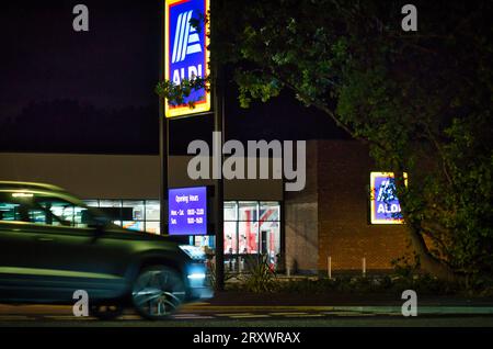 26 septembre - supermarché Aldi la nuit, prêt pour l'ouverture le 28 septembre 2023 à Flitwick, Bedford, Bedfordshire, Angleterre, Banque D'Images