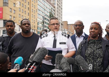 Le surintendant principal Andy Brittain s'exprimant sur les lieux près du centre commercial Whitgift à Croydon, au sud de Londres, après qu'une fille de 15 ans ait été poignardée à mort mercredi matin. La police a été appelée à 8h30 pour signaler un coup de couteau sur Wellesley Road. La fille est morte sur les lieux 40 minutes plus tard. Date de la photo : mercredi 27 septembre 2023. Banque D'Images