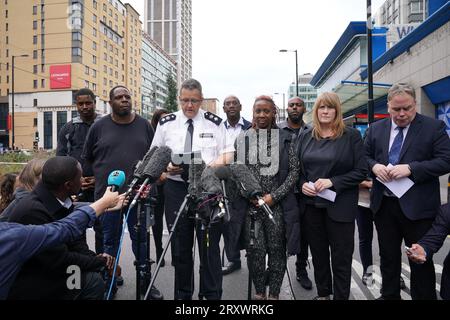 Le surintendant principal Andy Brittain s'exprimant sur les lieux près du centre commercial Whitgift à Croydon, au sud de Londres, après qu'une fille de 15 ans ait été poignardée à mort mercredi matin. La police a été appelée à 8h30 pour signaler un coup de couteau sur Wellesley Road. La fille est morte sur les lieux 40 minutes plus tard. Date de la photo : mercredi 27 septembre 2023. Banque D'Images