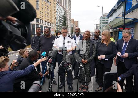 Le surintendant principal Andy Brittain s'exprimant sur les lieux près du centre commercial Whitgift à Croydon, au sud de Londres, après qu'une fille de 15 ans ait été poignardée à mort mercredi matin. La police a été appelée à 8h30 pour signaler un coup de couteau sur Wellesley Road. La fille est morte sur les lieux 40 minutes plus tard. Date de la photo : mercredi 27 septembre 2023. Banque D'Images