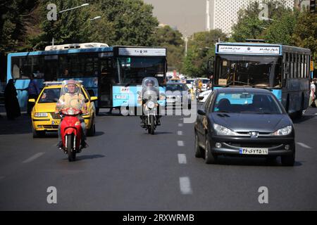 26 septembre 2023, Téhéran, Iran : les véhicules roulent sur l'avenue Jomhouri dans le centre-ville de Téhéran. (Image de crédit : © Rouzbeh Fouladi/ZUMA Press Wire) USAGE ÉDITORIAL SEULEMENT! Non destiné à UN USAGE commercial ! Banque D'Images