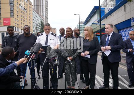 Le surintendant principal Andy Brittain s'exprimant sur les lieux près du centre commercial Whitgift à Croydon, au sud de Londres, après qu'une fille de 15 ans ait été poignardée à mort mercredi matin. La police a été appelée à 8h30 pour signaler un coup de couteau sur Wellesley Road. La fille est morte sur les lieux 40 minutes plus tard. Date de la photo : mercredi 27 septembre 2023. Banque D'Images