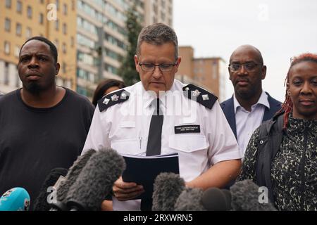 Le surintendant principal Andy Brittain s'exprimant sur les lieux près du centre commercial Whitgift à Croydon, au sud de Londres, après qu'une fille de 15 ans ait été poignardée à mort mercredi matin. La police a été appelée à 8h30 pour signaler un coup de couteau sur Wellesley Road. La fille est morte sur les lieux 40 minutes plus tard. Date de la photo : mercredi 27 septembre 2023. Banque D'Images