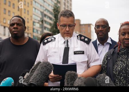 Le surintendant principal Andy Brittain s'exprimant sur les lieux près du centre commercial Whitgift à Croydon, au sud de Londres, après qu'une fille de 15 ans ait été poignardée à mort mercredi matin. La police a été appelée à 8h30 pour signaler un coup de couteau sur Wellesley Road. La fille est morte sur les lieux 40 minutes plus tard. Date de la photo : mercredi 27 septembre 2023. Banque D'Images