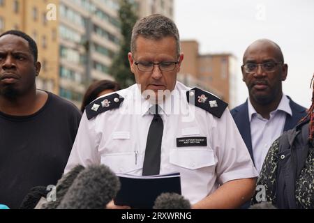 Le surintendant principal Andy Brittain s'exprimant sur les lieux près du centre commercial Whitgift à Croydon, au sud de Londres, après qu'une fille de 15 ans ait été poignardée à mort mercredi matin. La police a été appelée à 8h30 pour signaler un coup de couteau sur Wellesley Road. La fille est morte sur les lieux 40 minutes plus tard. Date de la photo : mercredi 27 septembre 2023. Banque D'Images