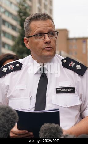 Le surintendant principal Andy Brittain s'exprimant sur les lieux près du centre commercial Whitgift à Croydon, au sud de Londres, après qu'une fille de 15 ans ait été poignardée à mort mercredi matin. La police a été appelée à 8h30 pour signaler un coup de couteau sur Wellesley Road. La fille est morte sur les lieux 40 minutes plus tard. Date de la photo : mercredi 27 septembre 2023. Banque D'Images